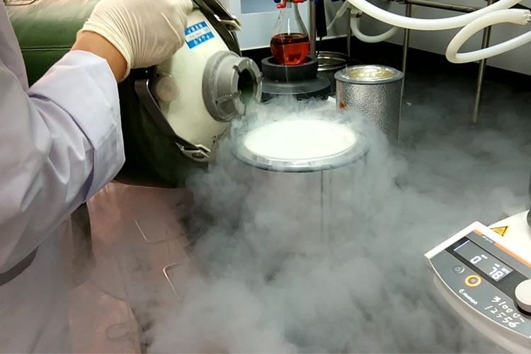 使用東亞液氮罐，提取液氮